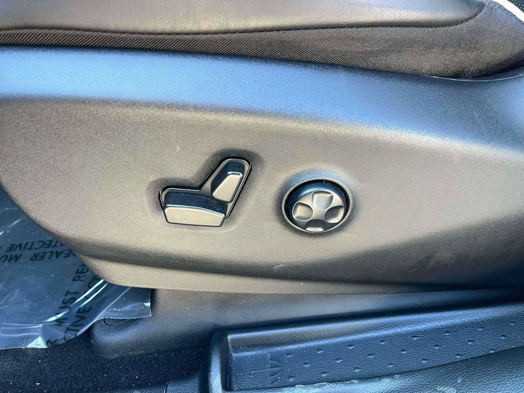 Used 2025 Chrysler Pacifica Limited FWD image 17