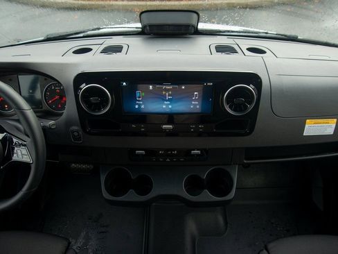 Used 2025 Mercedes-Benz Sprinter 4500 image 31