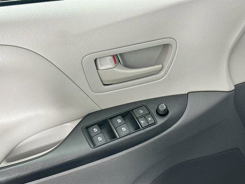 Used 2019 Toyota Sienna L image 22