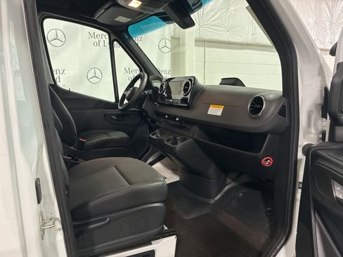 Used 2025 Mercedes-Benz Sprinter 2500 image 24