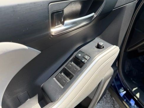 Used 2022 Toyota Highlander XLE AWD/4WD image 12