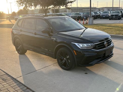 Certified 2023 Volkswagen Tiguan SE R-Line image 2