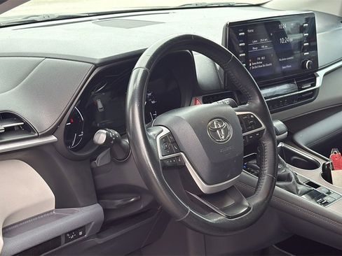 Used 2021 Toyota Sienna XLE image 12