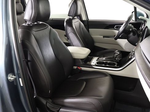 Used 2024 Kia Carnival EX image 28