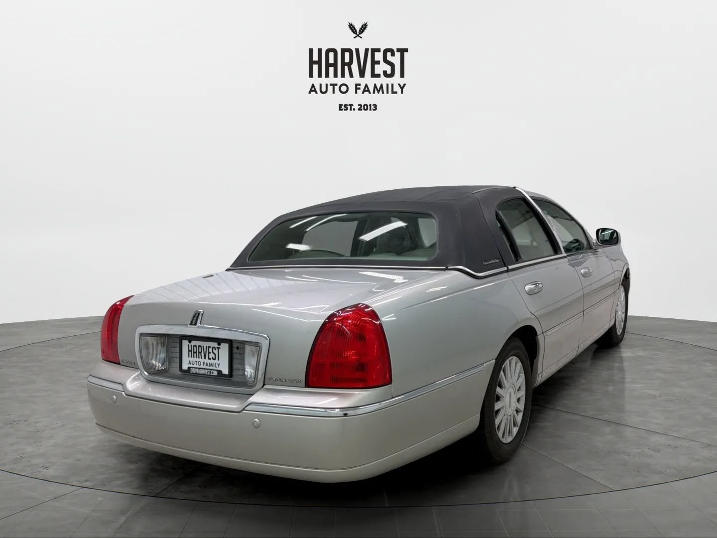 Used 2004 Lincoln Town Car Ultimate RWD image 6