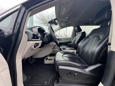 Used 2023 Chrysler Pacifica Touring-L image 18