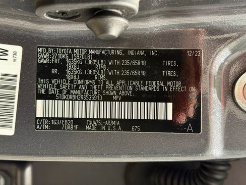 Certified 2024 Toyota Highlander XLE image 33