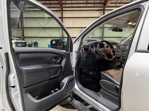 Used 2018 Nissan Titan S RWD image 12