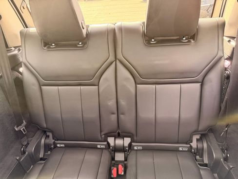 Used 2017 Land Rover Discovery HSE image 16