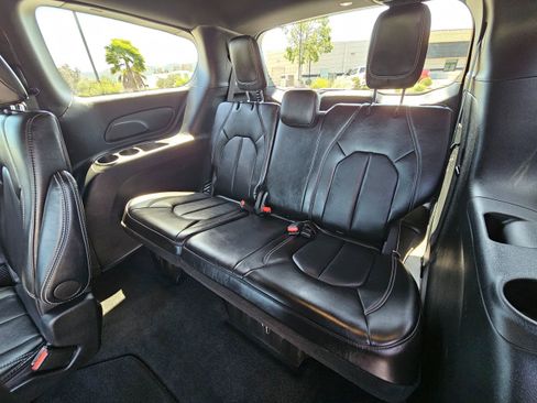 Used 2025 Chrysler Pacifica Select FWD image 21