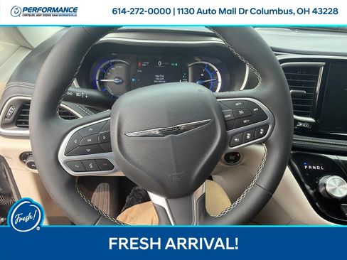 Used 2024 Chrysler Pacifica Limited FWD image 19