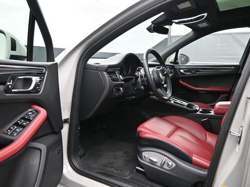Used 2025 Porsche Macan AWD/4WD image 4
