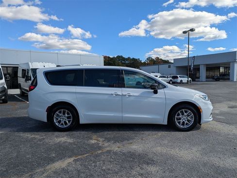 Used 2024 Chrysler Pacifica Touring-L image 9