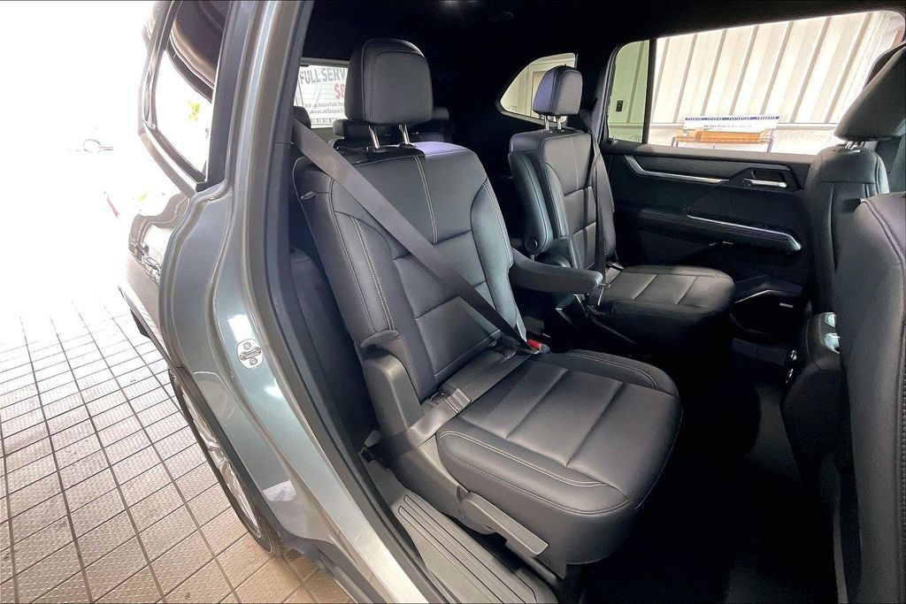 Used 2026 GMC Acadia Elevation w/ Elevation Premium Package FWD image 17