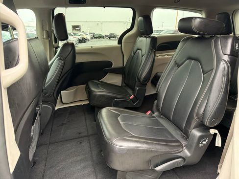 Used 2023 Chrysler Pacifica Touring-L FWD image 15