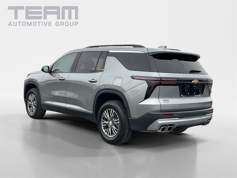 Used 2025 Chevrolet Traverse LT image 5