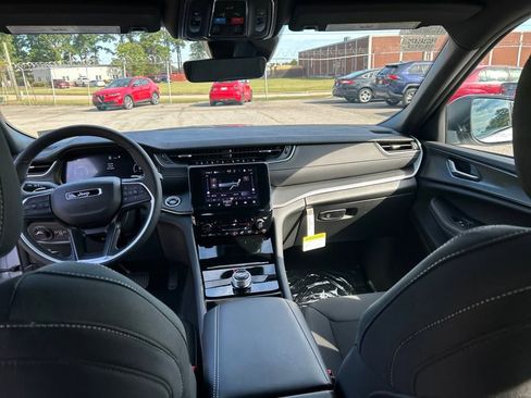 New 2025 Jeep Grand Cherokee Laredo X w/ Luxury Tech Group I image 22