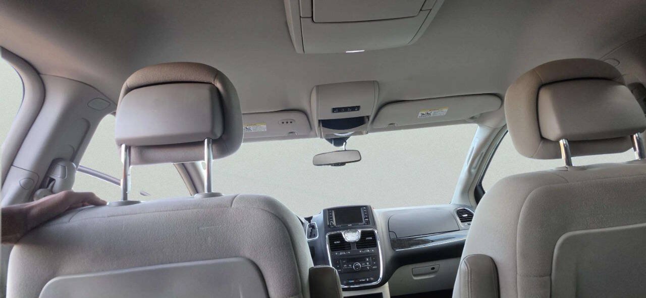 Used 2011 Chrysler Town & Country Touring w/ Entertainment Group #1 FWD image 8