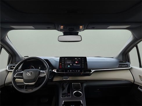 Used 2022 Toyota Sienna XLE image 10