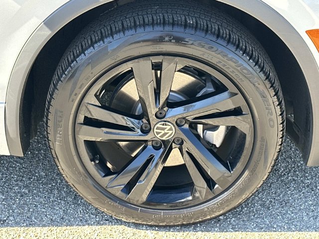 Certified 2024 Volkswagen Tiguan SE R-Line FWD image 30
