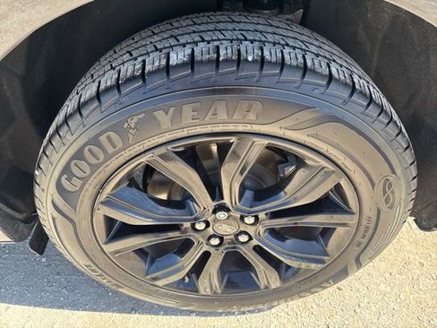 Used 2024 Ford Edge SE w/ Black Appearance Package image 9