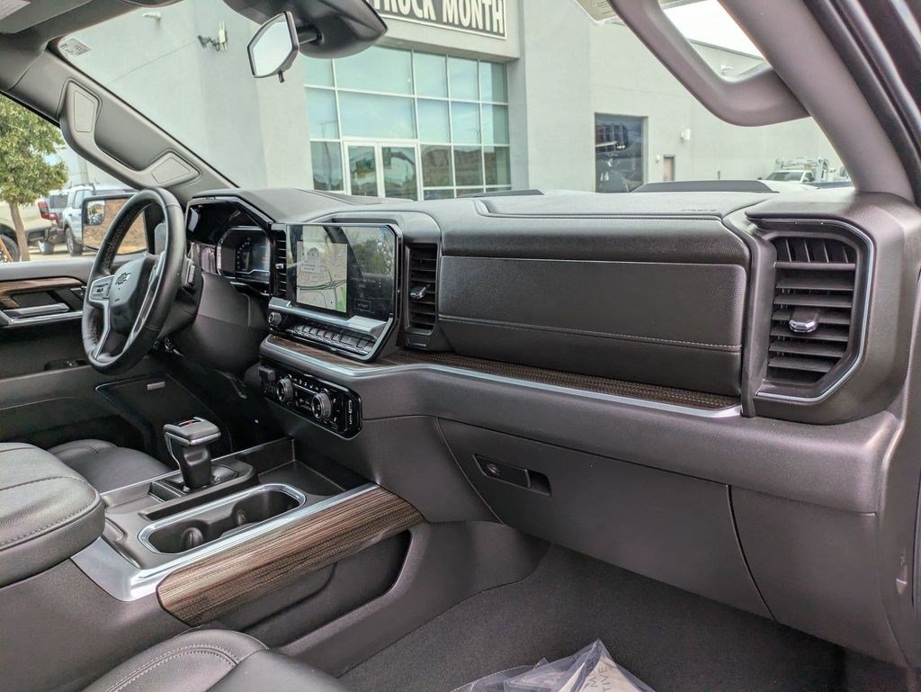 Used 2025 Chevrolet Silverado 1500 LT Trail Boss w/ Convenience Package II AWD/4WD image 33
