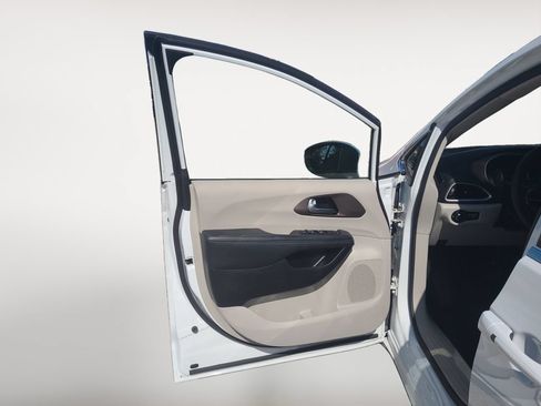 Used 2023 Chrysler Voyager LX FWD image 22