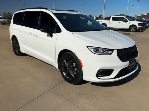 Used 2025 Chrysler Pacifica Limited image 3