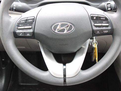 Used 2020 Hyundai Elantra SE w/ Cargo Package (C1) FWD image 17