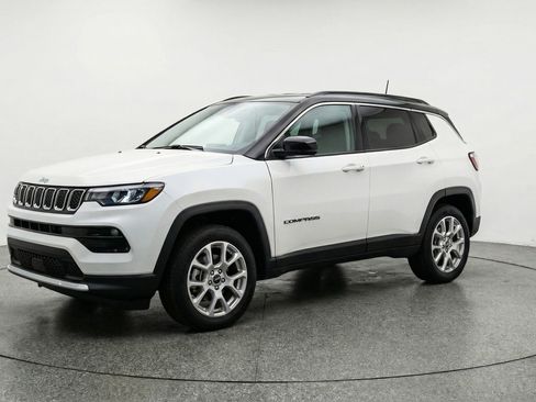 Used 2025 Jeep Compass Limited image 3
