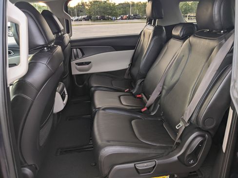 Certified 2024 Kia Carnival LX image 11