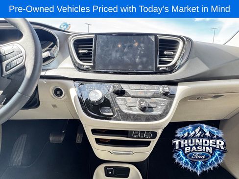 Used 2024 Chrysler Pacifica Touring-L FWD image 22