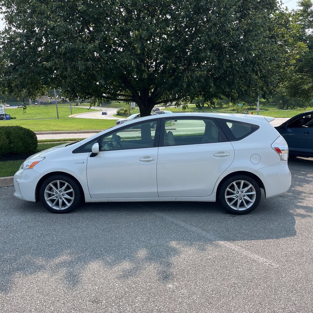 Used 2012 Toyota Prius V Five FWD image 2