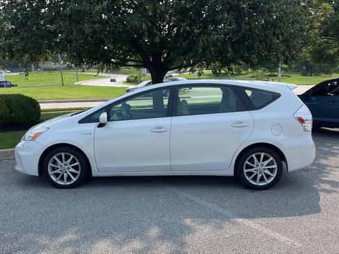 Used 2012 Toyota Prius V Five FWD image 2