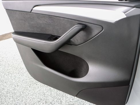 Used 2025 Tesla Model Y Long Range image 19