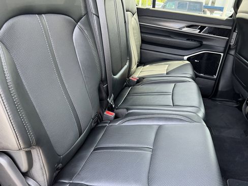 Used 2024 Jeep Wagoneer Series III w/ Premium Group I AWD/4WD image 12