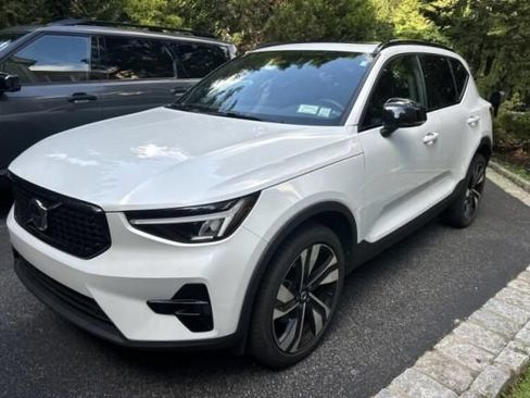 Used 2023 Volvo XC40 B5 Plus w/ Protection Package Premier AWD/4WD image 1