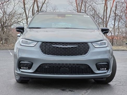 Used 2025 Chrysler Pacifica Premium image 2