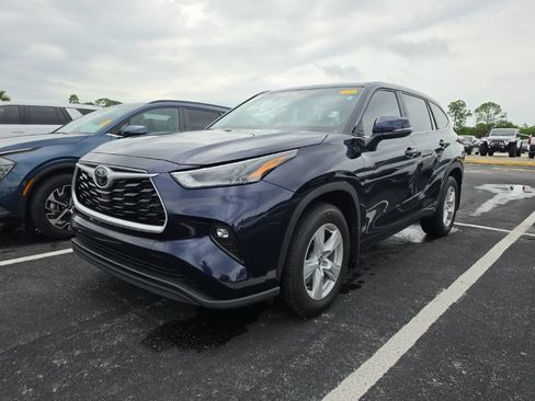 Used 2024 Toyota Highlander LE FWD image 4