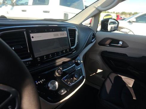 Used 2024 Chrysler Pacifica Limited w/ Uconnect Theater Family Group FWD image 6