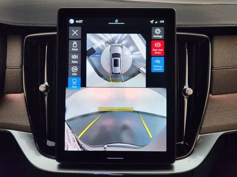 New 2026 Volvo XC90 B6 Plus w/ Protection Package Premier AWD/4WD image 18