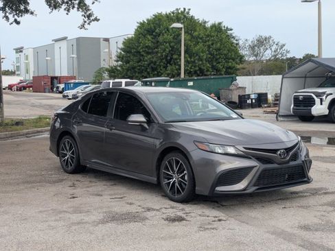 Used 2023 Toyota Camry SE FWD image 3