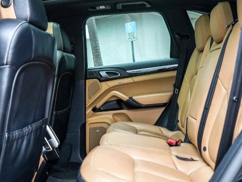 Used 2018 Porsche Cayenne Platinum Edition w/ Premium Package AWD/4WD image 25