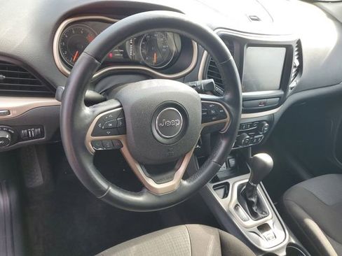 Used 2016 Jeep Cherokee Latitude w/ Comfort & Sound Group FWD image 12
