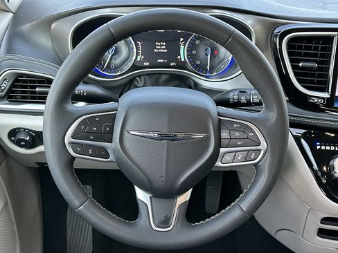 Used 2024 Chrysler Pacifica Touring-L image 23
