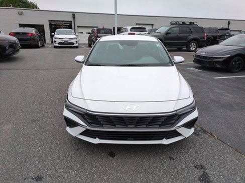 New 2026 Hyundai Elantra SE FWD image 2