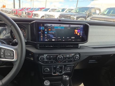 Used 2025 Jeep Wrangler Unlimited Sahara AWD/4WD image 15