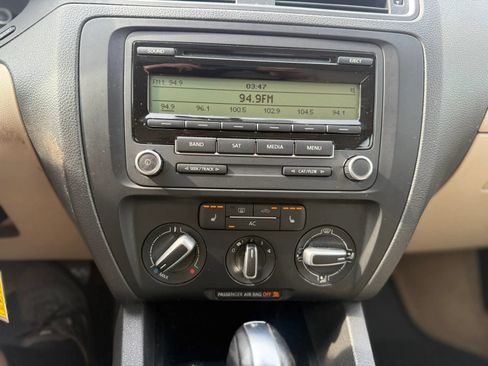 Used 2011 Volkswagen Jetta SE FWD image 12