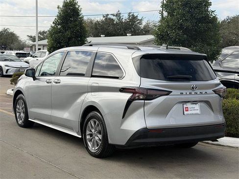 Certified 2024 Toyota Sienna XLE image 5