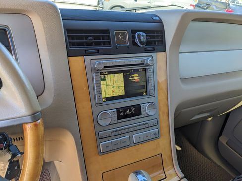 Used 2010 Lincoln Navigator Base image 14